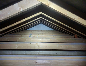 Zateplení stropu novostavby rodinného domu pomocí foukané izolace